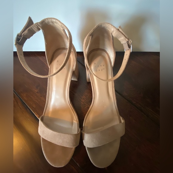 Like-new strappy sandals - Picture 2 of 4